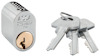Cylindrisk metallisk låscylinder med tre nycklar. Texten "ASSA ABLOY" syns på cylindern.