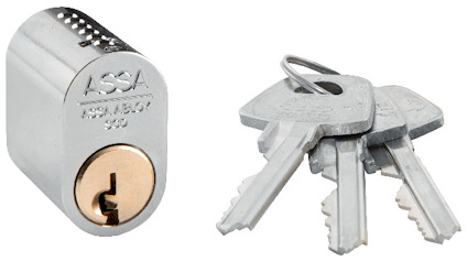 Cylindrisk metallisk låscylinder med tre nycklar. Texten "ASSA ABLOY" syns på cylindern.