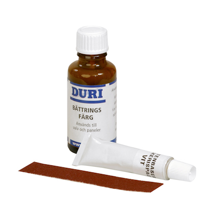 Flaska med vit bättringsfärg, tub med spackel och en remsa sandpapper.