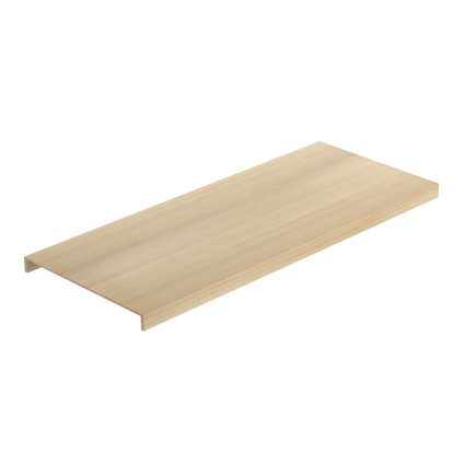 Ljusa trappsteg av trä med en lackad yta, designad för dubbelsteg.