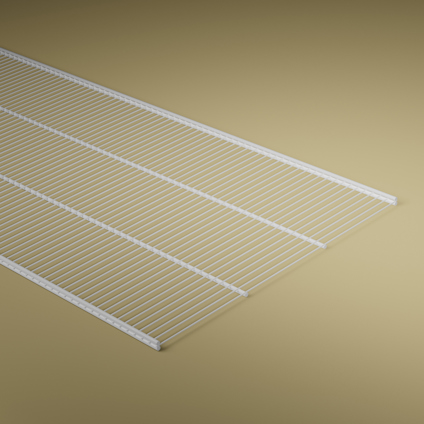 Vit trådhylla med ett gallerliknande mönster, placerad diagonalt mot en beige bakgrund.