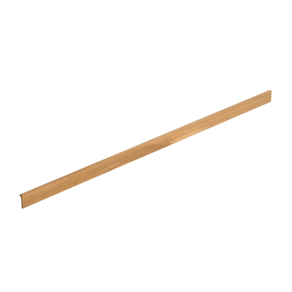 Lång, smal trälist i ljusbrun ton, mot vit bakgrund.
