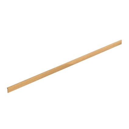 Lackad list av ek med slät, ljusbrun yta, sedd i diagonal vinkel mot en vit bakgrund.