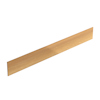 Lång bräda av lackad ek med slät yta och träådring.
