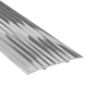 Silverfärgad tröskel av aluminium med ribbad yta.