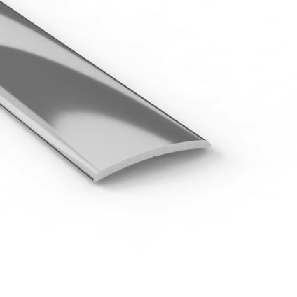 Silverfärgad, böjd metallprofil med slät yta och reflekterande effekt mot vit bakgrund.