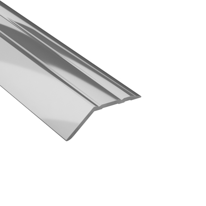 Metallisk profil i silver med vinklad form och blanka ytor.