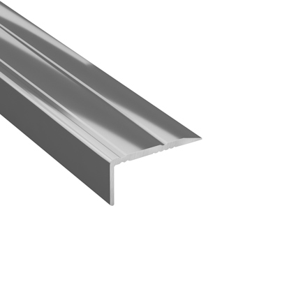 Sicksidig metallisk tröskellist med en slät yta och rättvinkliga kanter, silverfärgad.