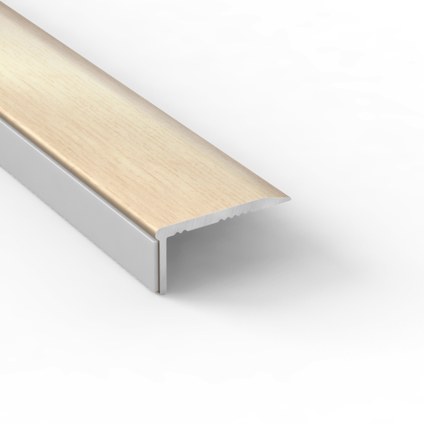 Tröskellist i vitkalkad ekfolie med aluminiumkant, liggande på vit bakgrund.
