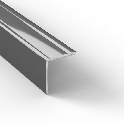 Aluminiumprofil med L-form, silverfärgad yta och smal topplist på vit bakgrund.