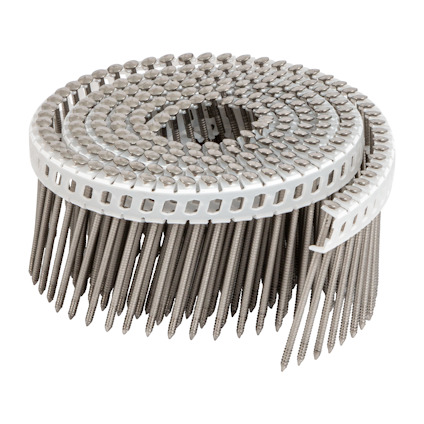 Rulle med grå spik fastsatta i en vit plastremsa, spikarna är spiralformade och riktade åt samma håll.