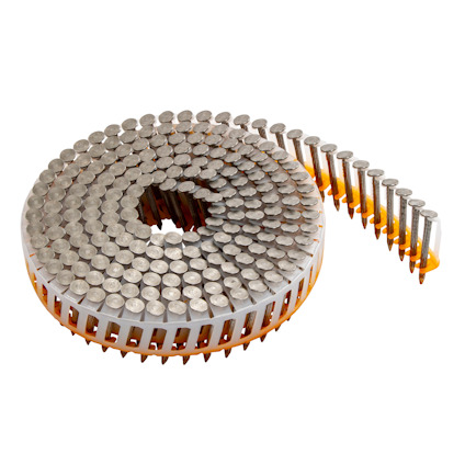 Rulle med silverfärgade spik i plastband, spiralformad.