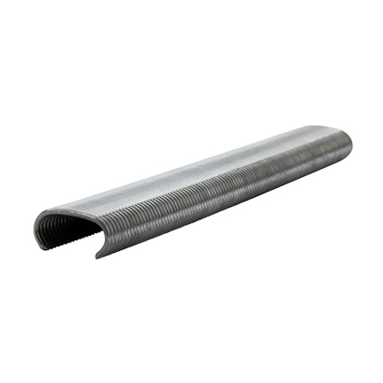 Silverklaff av metallklammer staplade i ett kontinuerligt böjt mönster.