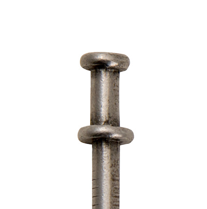 Metallisk stång med cylindrisk form och två distinkta ringar nära toppen.
