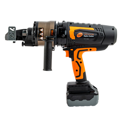 Handhållen svart och orange hydraulkapa med batteridriven motor och ett grepphandtag.