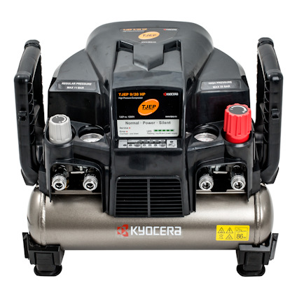 Kompakt och portabel högtryckskompressor med tjock skyddande hölje och flera ventiler. Märkt med "KYOCERA" och "TJEP HP 9/20".