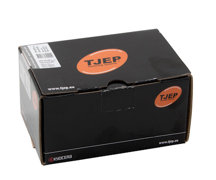 Svart låda med orange TJEP-logotyp och texten "www.tjep.eu" samt "Kyocera". Streckkod och etikett syns på sidan.