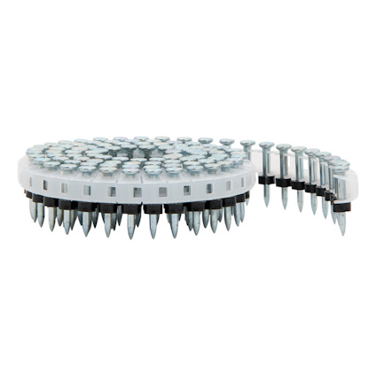 Coil med silverfärgade spik, delvis omgivna av vit plast och sammanfogade med svart bindning.
