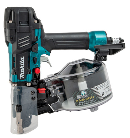 Makita spikpistol i blått och svart med rullmagasin och logotyp synlig på sidan.