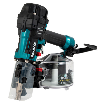 Nagelpistol från Makita med genomskinlig magasinhållare och svart handtag. Modellbeteckning AN635H.