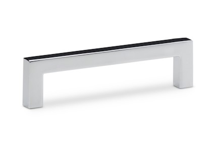 Kromat lådhandtag i modern design med rektangulär form och glansig yta.