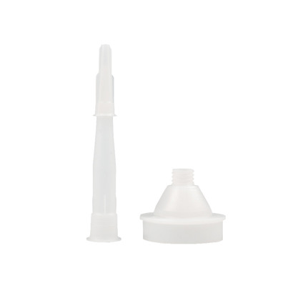 Vitt munstycke och adapter i plast på vit bakgrund.