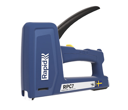 Blå häftpistol med svart handtag och texten "Rapid RPC7 POWERCURVE TECHNOLOGY". En svensk flagga syns på sidan.