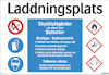 Skylt med texten "Laddningsplats" och varningstexter om säkerhetsåtgärder vid arbete med batterier. Fyra farosymboler syns.