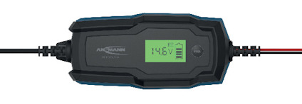Svart batteriladdare med en digital display som visar "14.6V". Anslutningskablar är svarta och röda.