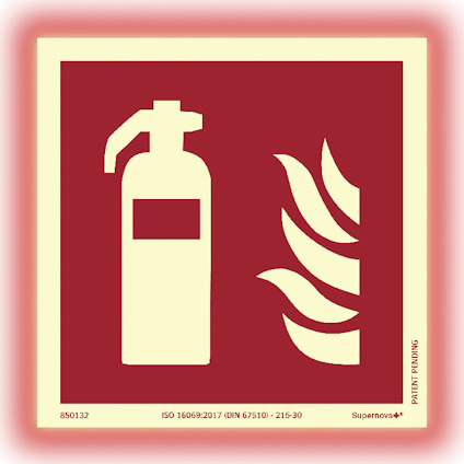 Brandsläckarskylt med ikon av en brandsläckare och eldflammor på röd bakgrund.