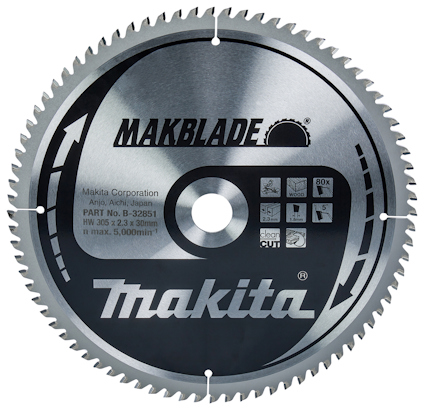 Sågklinga med märket "Makblade" och "Makita" tryckt på ytan. Text och symboler visas på silver- och svart bakgrund.