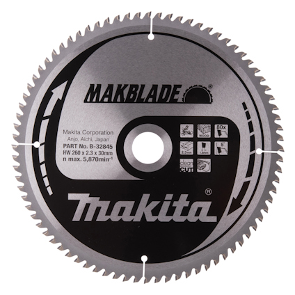 Cirkelsågklinga med silverfärgad yta och tandad kant. Text: "MAKBLADE", "Makita Corporation", "PART No. B-32845".