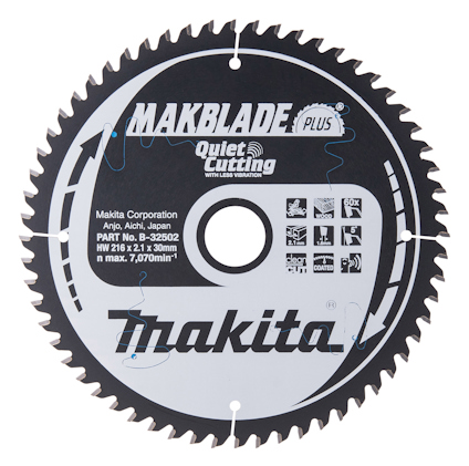 Rund sågklinga med tänder, texten "MAKBLADE PLUS" och "Makita" synliga, del av produktinformation tryckt på klingan.
