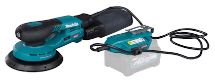 Excenterslipmaskin i blått och svart med sladd och dammuppsamlare, placerad vid en batterimodul.