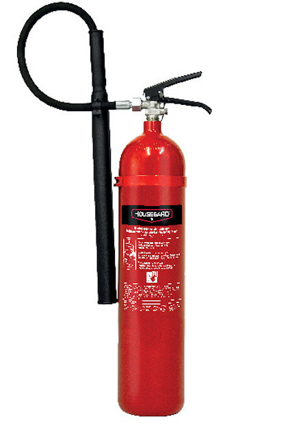 Röd brandsläckare med svart slang och ventil, etikett med text och symboler synlig på framsidan.