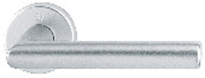 Silverfärgad dörrhandtag med rund rosett och slät, cylinderformad greppstång.