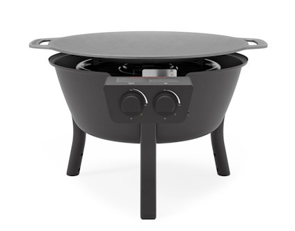 Svart stekhäll med gasolbrännare, två vred och tre ben.