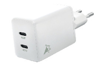 Vit väggladdare med två USB-C-portar märkta med 45W, synlig del av elkontakt.