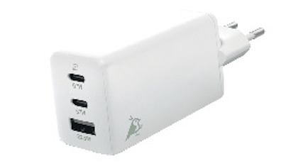 Vit väggladdare med två USB-C-portar och en USB-A-port. Text "67W" visas nära en port. Europakontakt synlig.