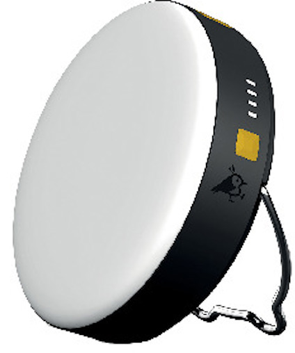 Rund, bärbar lampa med svart kant och vit ovansida, har stående stöd och en gul knapp. Fyra indikatorlampor syns.