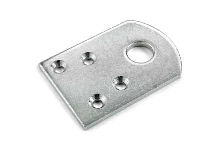 Rektangulär metallplatta med fem hål i olika storlekar, varav ett är stort och placerat nära hörnet.