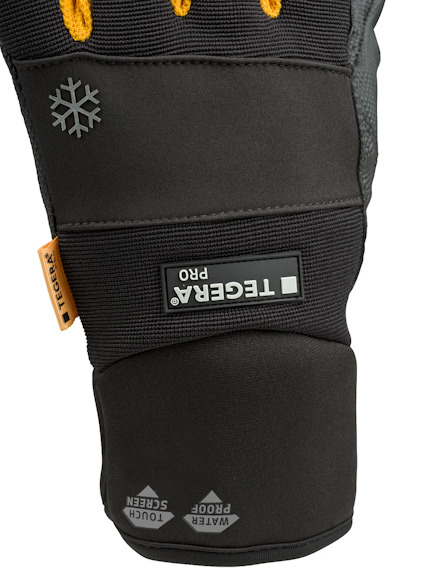Svart handske med orange detalj och snöflingesymbol. Text: "TEGERA PRO", "TOUCH SCREEN" och "WATER PROOF".