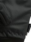 Svart texturerat tyg med en elastisk kant och en etikett med texten "AQUTXAir".