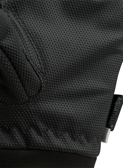 Svart texturerat tyg med en elastisk kant och en etikett med texten "AQUTXAir".