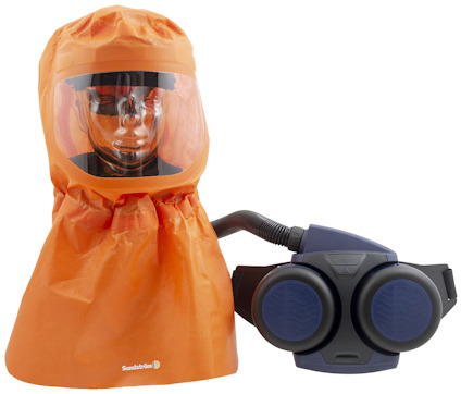 Orange huva med ansiktsskydd och fläktaggregat i mörkblått.