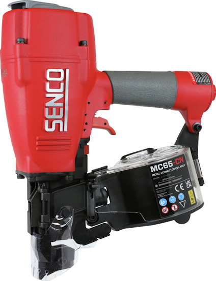 Röd och svart Senco MC65-CN metallhäftare med säkerhetsinstruktioner och varningsetiketter synliga.