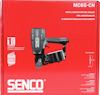 Röd förpackning med bild på en spikpistol och texten "Senco MC65-CN" samt produktdetaljer.