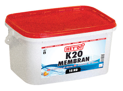 Vit plastbehållare med rött lock märkt "HEY'DI K20 MEMBRAN 15 KG" med blå dekor och produktetikett.