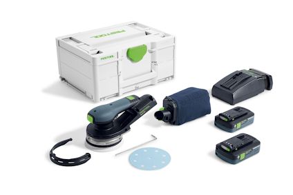 Excenterslip med tillbehör, batterier och laddare på vit bakgrund. Bakom produkterna står en förvaringslåda med gröna detaljer.