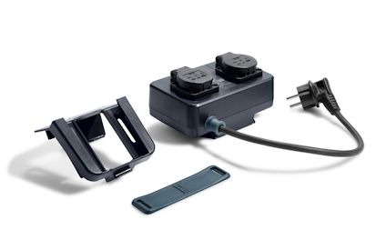 Elektrisk modul med två uttag, svart kabel och stickpropp. Två lösa delar visas intill.
